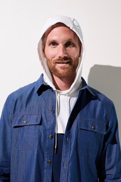 Homme portant une capuche anti-UV - Mojave à manches longues, protection solaire UPF 50+, style décontracté.