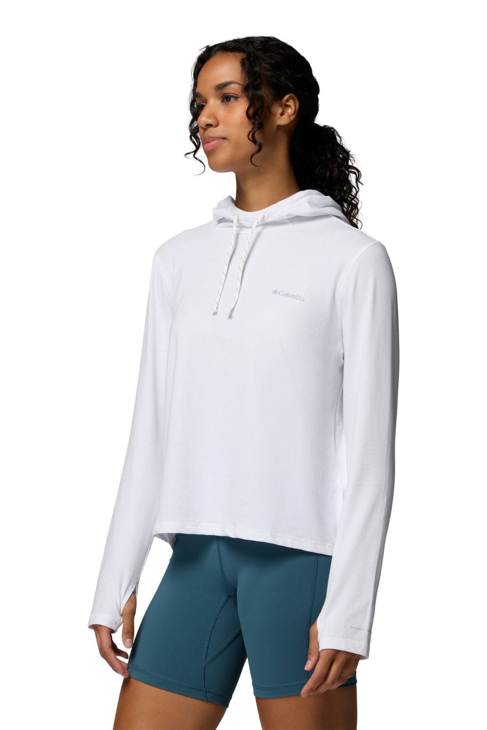 Sweat-shirt anti-UV blanc UPF 50+ pour femme, confortable avec capuche, parfait pour les activités ensoleillées.
