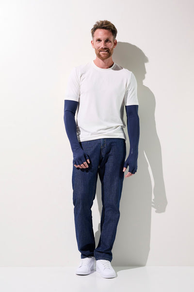 Homme portant des mitaines à manches anti-UV - Mojave, en bleu, pour une protection solaire efficace.