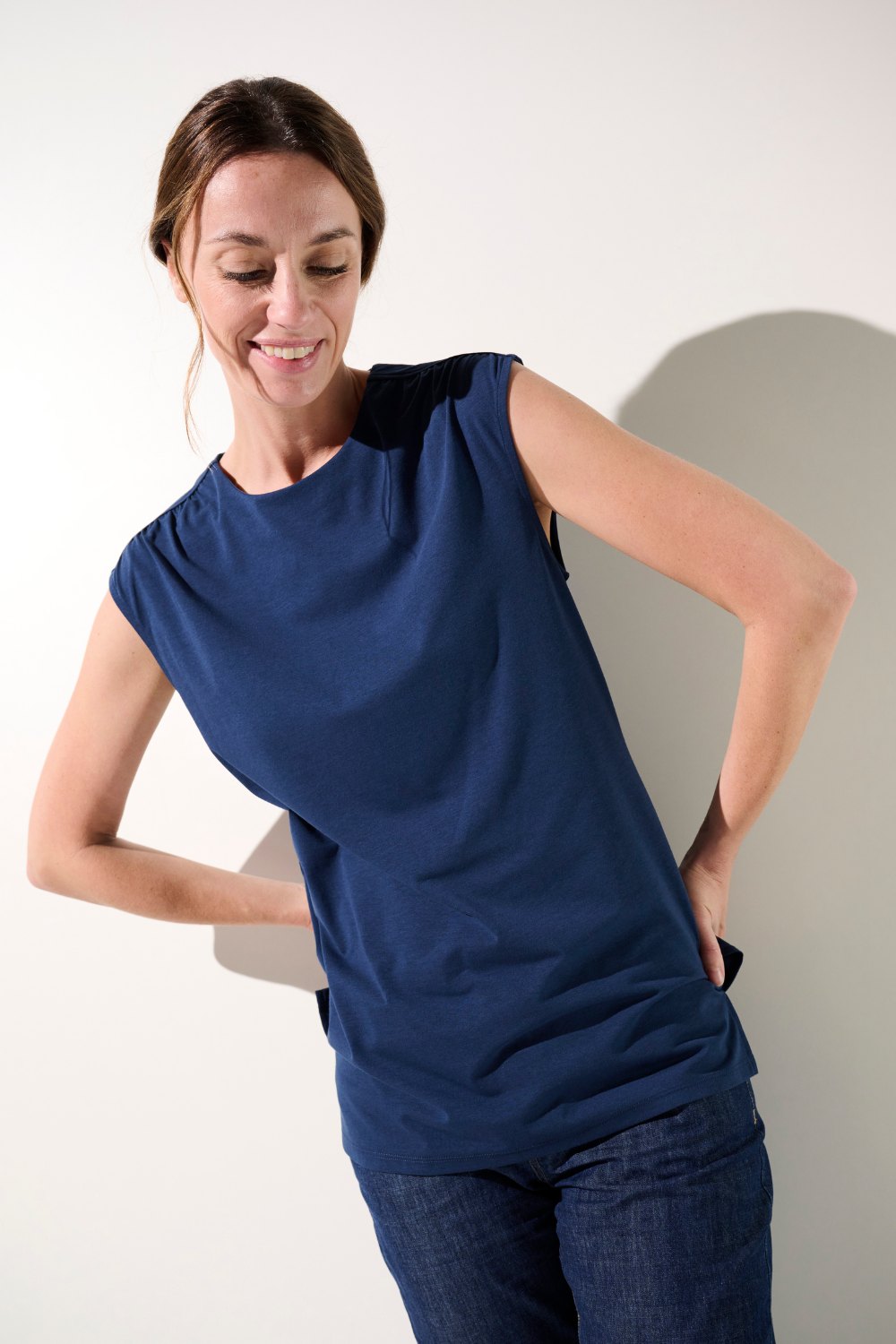 Débardeur anti-UV bleu pour femme, élégant et confortable, offrant une protection solaire UPF 50+.