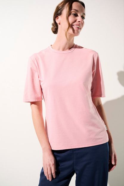 T-shirt anti-UV rose UPF 50+ pour femme, léger et élégant, parfait pour des moments de détente en extérieur.