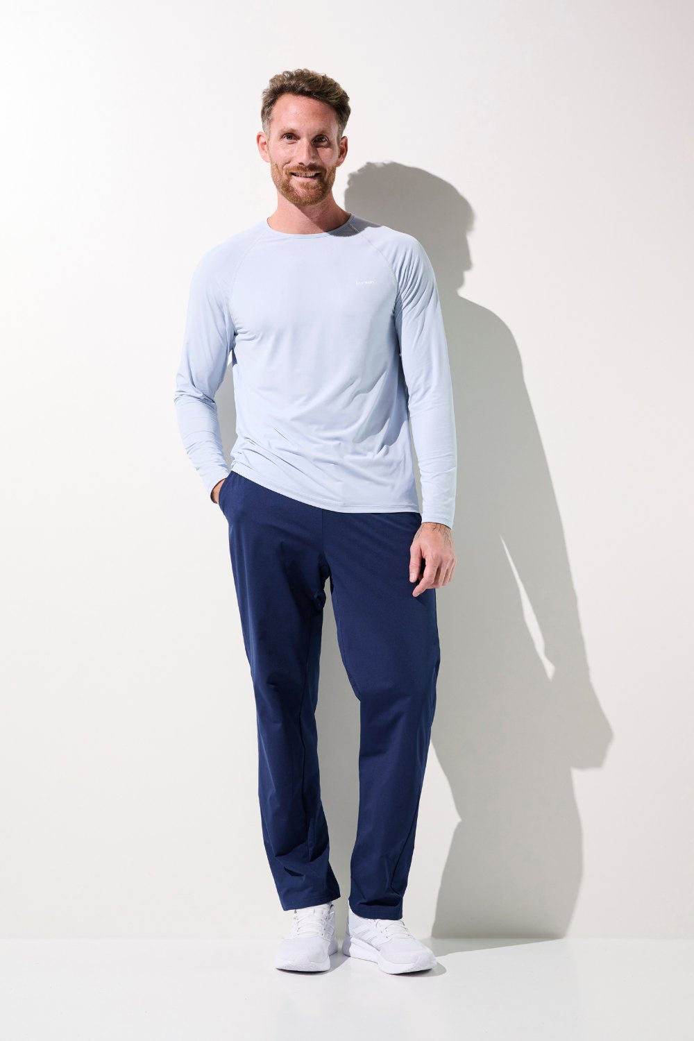 Homme portant un t-shirt anti-UV léger blue et un pantalon navy, idéal pour le sport, UPF 50+.