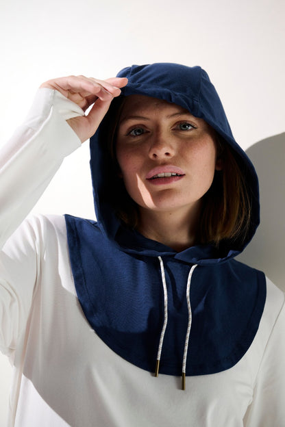 Capuche anti-UV - Mojave pour femme, coloris bleu, offrant protection solaire UPF 50+ sous une veste.