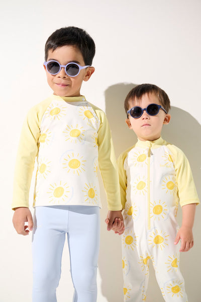 T-shirt de bain anti-UV - Samoa, jaune avec soleil pour enfants, léger et UPF 50+, parfait pour la plage.