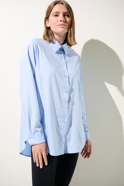 Chemise longue anti-UV bleue pour femme, élégante et respirante, conçue pour une protection solaire UPF 50+.