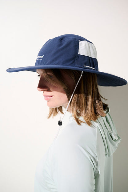 Chapeau anti-UV - Oasis bleu UPF 50+ porté par une femme, léger et respirant pour se protéger du soleil.