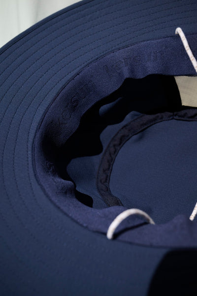 Chapeau anti-UV - Oasis, intérieur léger et respirant en bleu marine, idéal pour protection solaire.