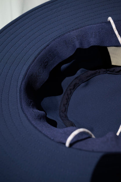 Chapeau anti-UV - Oasis, intérieur léger et respirant en bleu marine, idéal pour protection solaire.