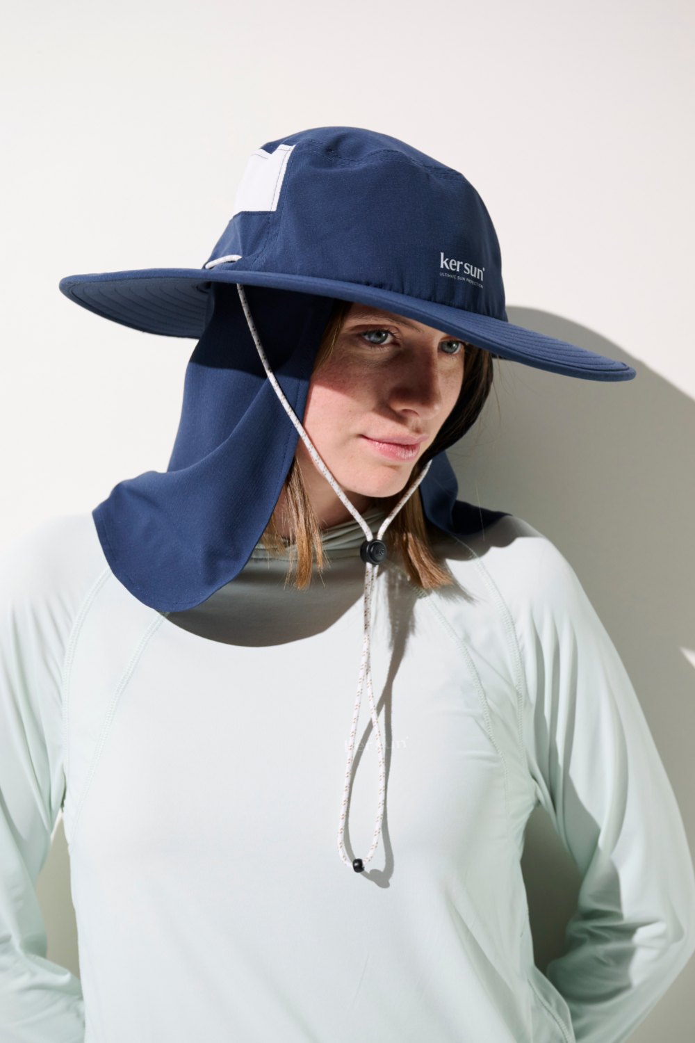 Cache-nuque anti-UV - Gobi en bleu marine, offrant protection solaire UPF 50+ pour femme sous un chapeau.