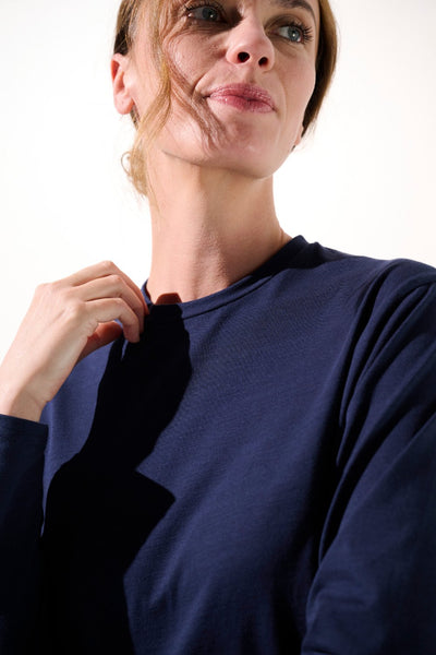 T-shirt anti-UV - La Rochelle pour femme, manches longues, tissu léger et élégant UPF 50+, couleur bleu marine.