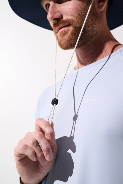 Chapeau anti-UV - Oasis porté par un homme, léger et élégant, idéal pour la protection solaire lors des activités en extérieur.