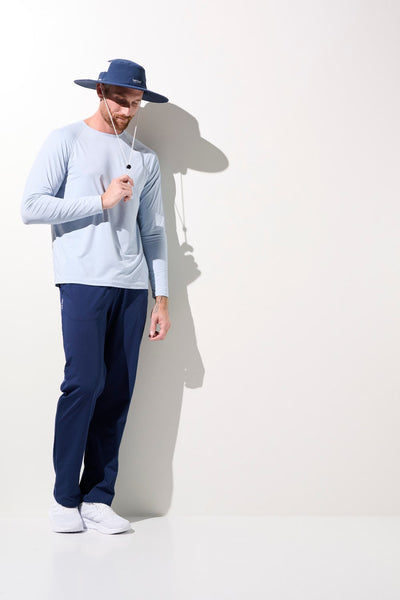 Homme portant un chapeau anti-UV - Oasis et une chemise légère UPF 50+, idéal pour activités en extérieur.