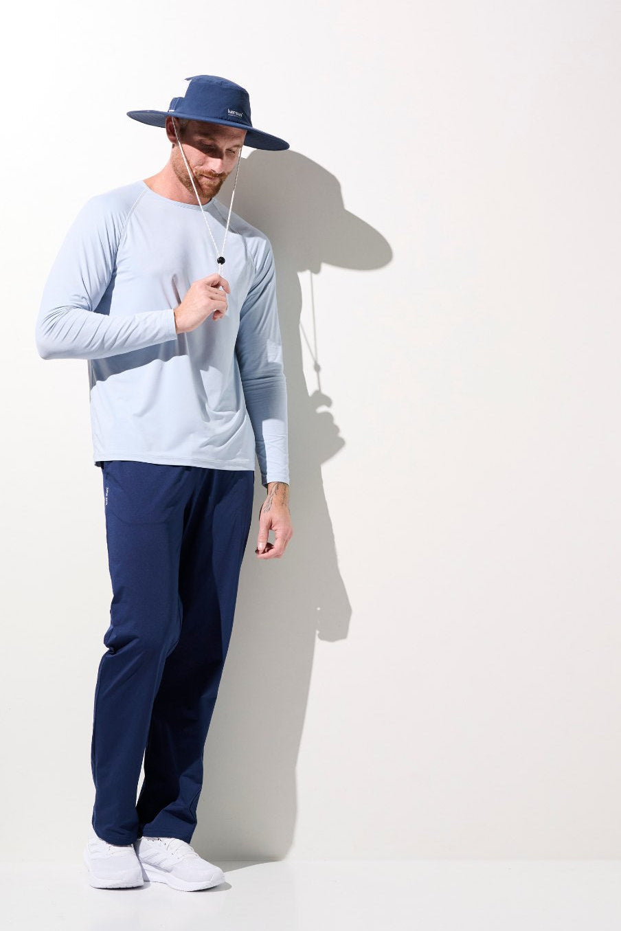 Homme portant un chapeau anti-UV - Oasis et une chemise légère UPF 50+, idéal pour activités en extérieur.