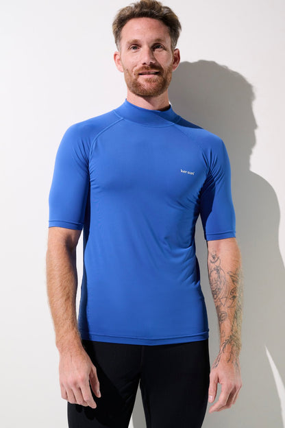 T-shirt de bain anti-UV Malibu bleu pour homme, tissu léger UPF 50+ parfait pour natation et sports aquatiques.