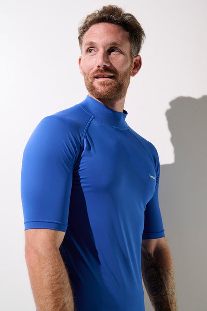 T-shirt de bain anti-UV - Malibu bleu pour homme, tissu léger et UPF 50+, idéal pour activités aquatiques.