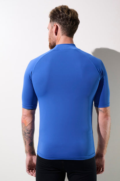 T-shirt de bain anti-UV bleu pour homme, léger et respirant, UPF 50+ pour protection solaire lors d'activités aquatiques.