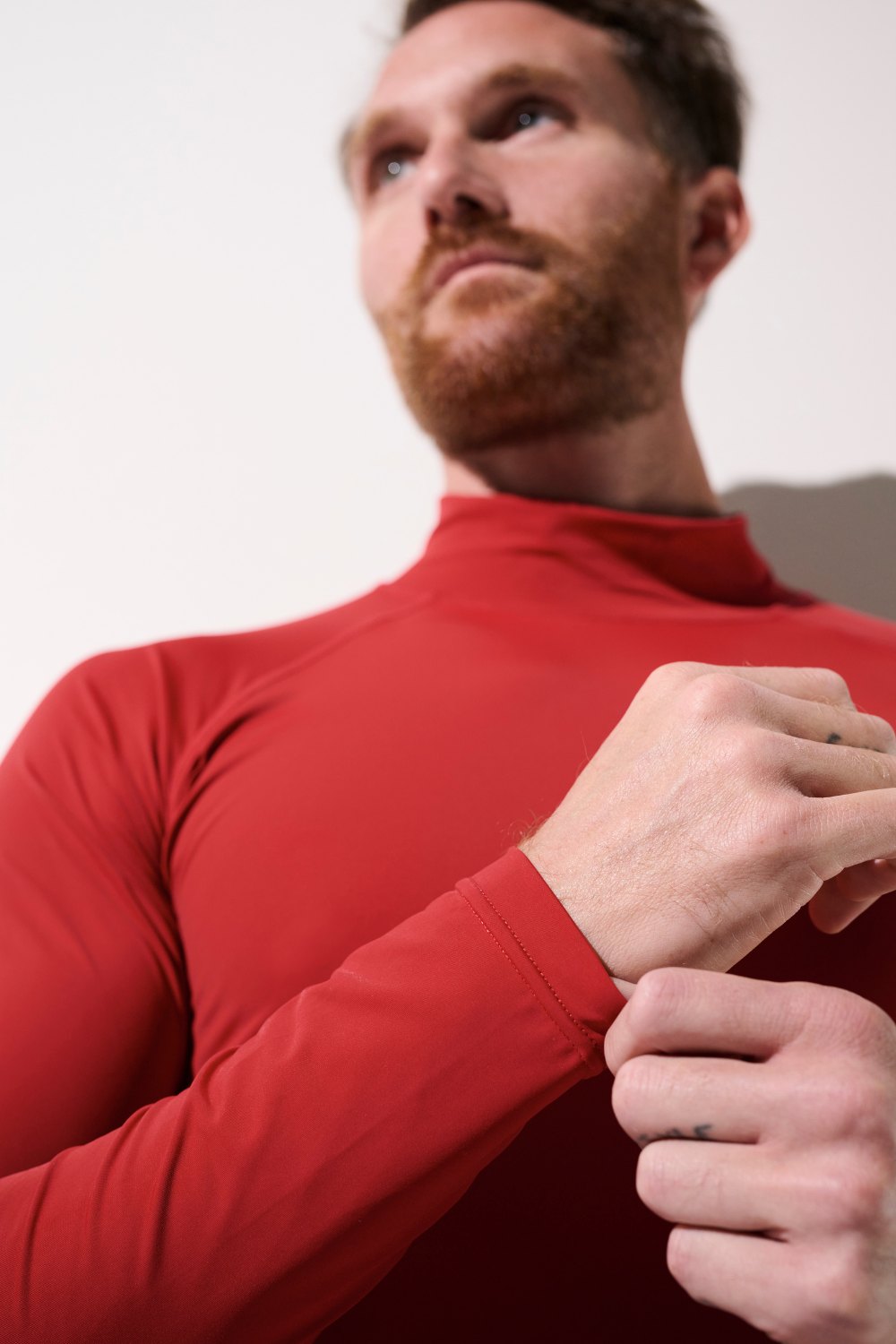 T-shirt de bain anti-UV rouge pour homme, à manches longues, léger et UPF 50+, idéal pour les activités aquatiques.