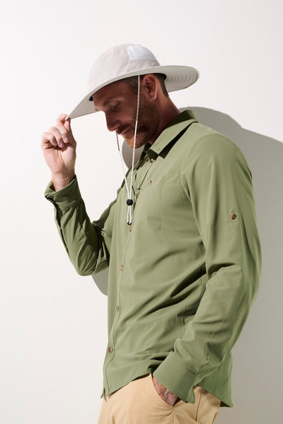 Homme portant un chapeau anti-UV - Oasis et une chemise légère, idéale pour la protection solaire UPF 50+.