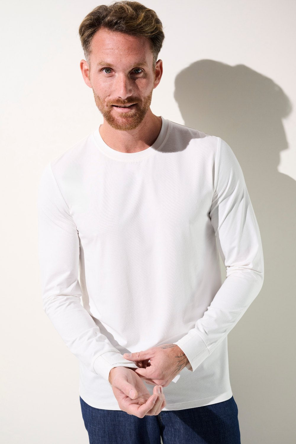 T-shirt anti-UV blanc pour homme, léger et doux, UPF 50+, idéal pour les activités en extérieur.