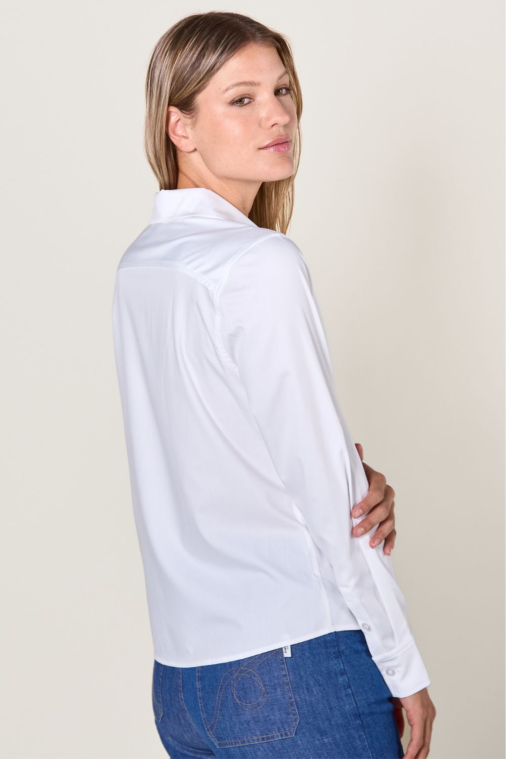 Chemise anti-UV blanche pour femme, légère et élégante, offrant une protection solaire UPF 50+ pour les journées en plein air.