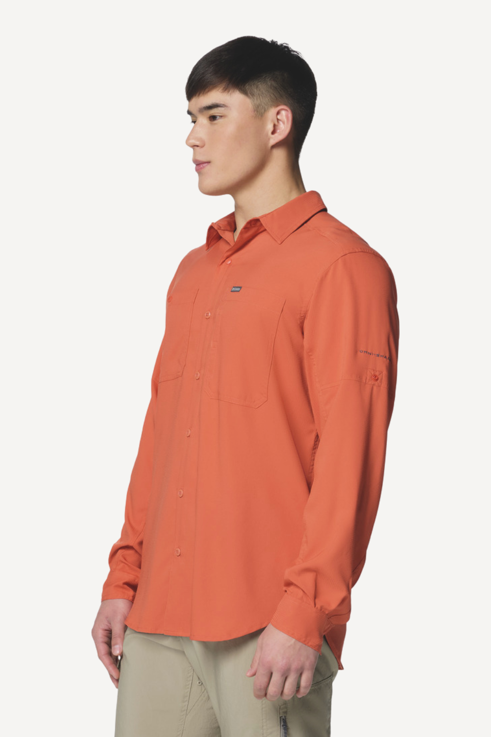 Chemise anti-UV orange pour homme, légère et élégante, certifiée UPF50+ pour une protection solaire optimale.