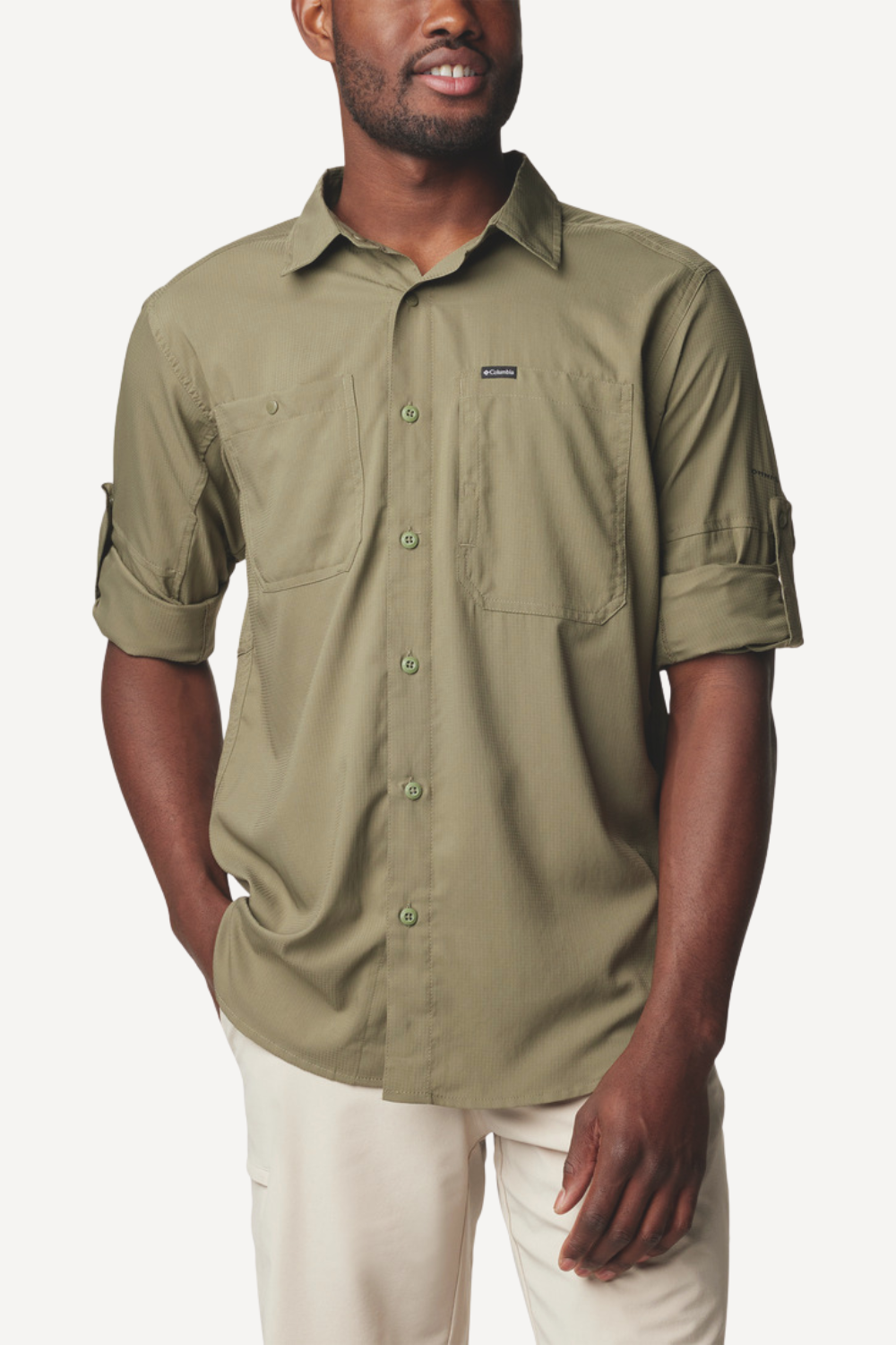 Chemise anti-UV olive pour homme, légère et respirante, certifiée UPF50+ pour une protection solaire optimale.