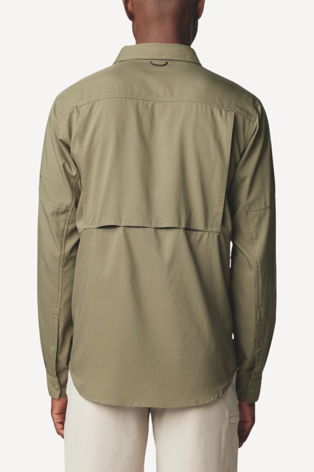 Chemise anti-UV longue manches olive pour homme, légère et respirante, certifiée UPF50+ pour une protection solaire efficace.