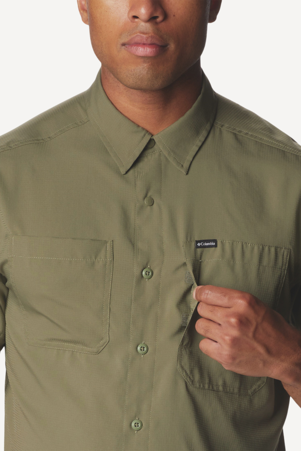 Chemise anti-UV verte pour homme, légère et respirante, certifiée UPF50+ pour une protection solaire efficace.
