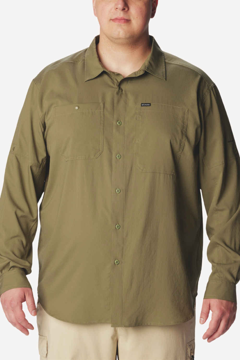 Chemise anti-UV olive pour homme, légère et respirante, certifiée UPF50+ pour protection solaire optimale.