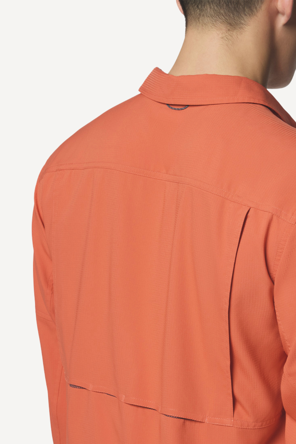 Chemise anti-UV homme en orange, tissu léger et respirant, certifiée UPF50+ pour une protection solaire optimale.