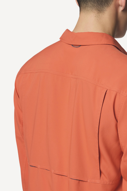 Chemise anti-UV homme en orange, tissu léger et respirant, certifiée UPF50+ pour une protection solaire optimale.