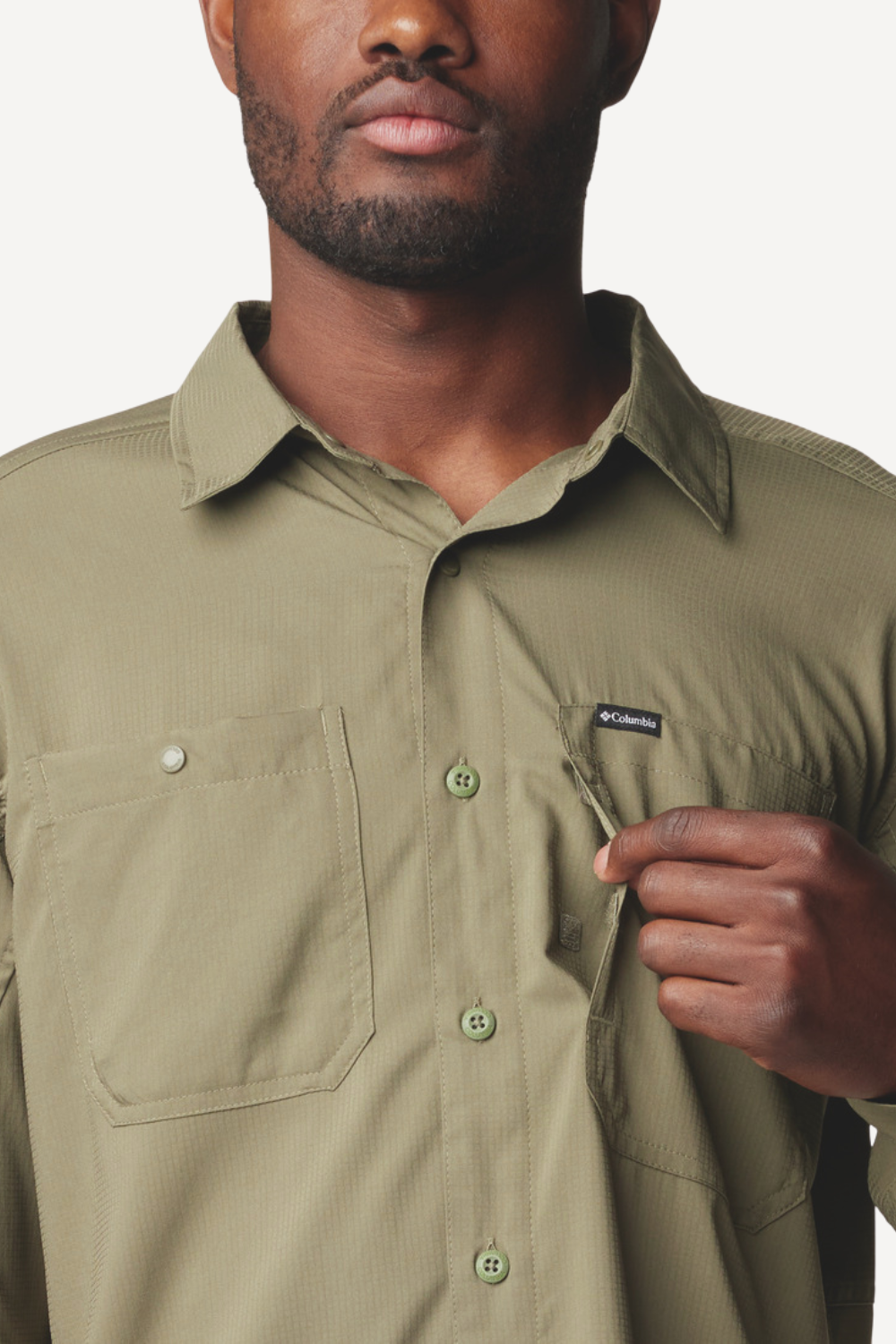Chemise anti-UV verte UPF50+ pour homme, légère et respirante, idéale pour les activités en plein air.