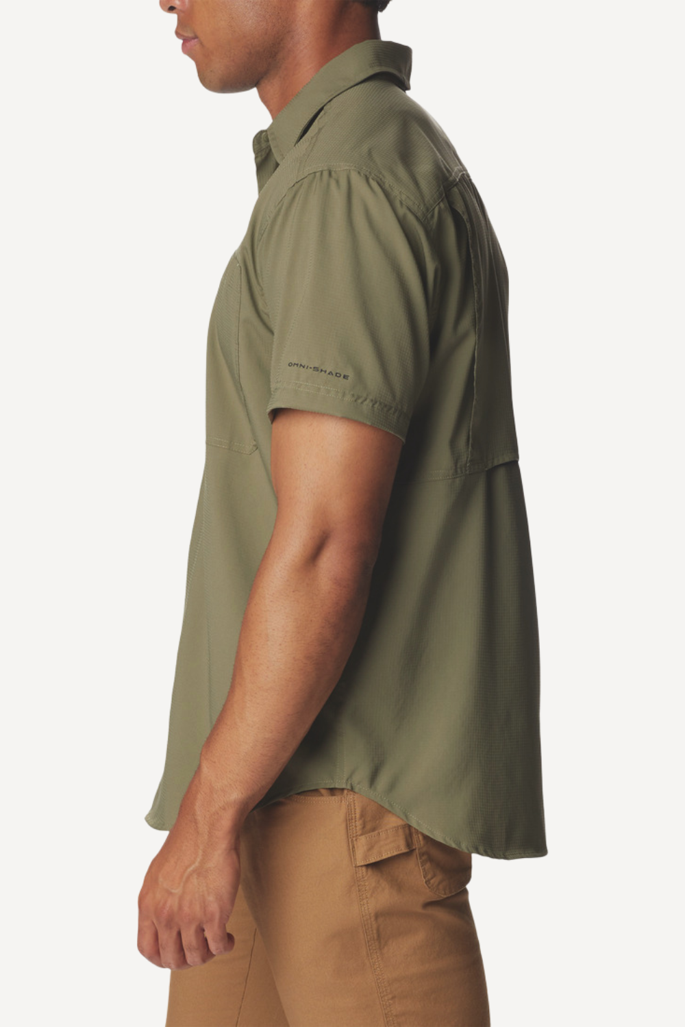 Chemise anti-UV olive pour homme, légère et respirante, certifiée UPF50+ pour une protection solaire efficace.