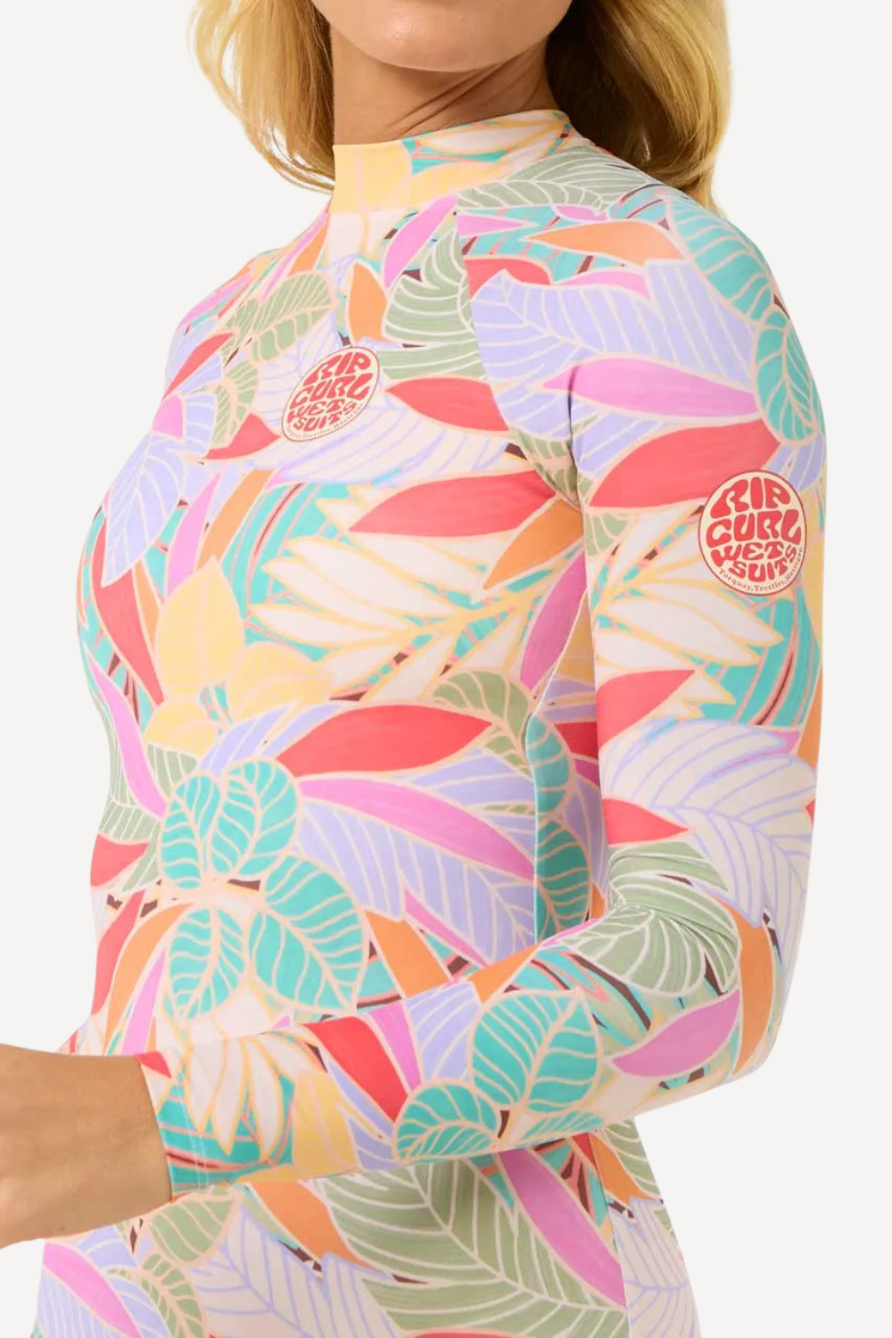 Maillot de bain anti-UV à manches longues pour femme, coloré et UPF 50+, idéal pour la plage et les sports aquatiques.