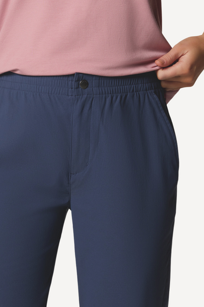 Pantalon anti-UV bleu marine pour femme, avec taille extensible et poches, offrant protection solaire UPF50+.