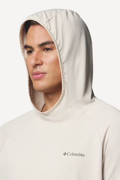Homme portant un sweat-shirt anti-UV beige Columbia avec capuche, léger et UPF 50+ pour protection solaire.