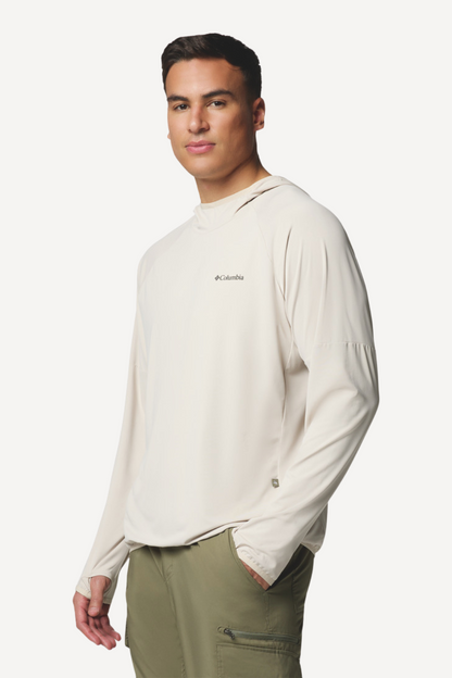 Homme portant un sweat-shirt anti-UV beige UPF 50+ de Columbia, léger et respirant pour une protection solaire efficace.