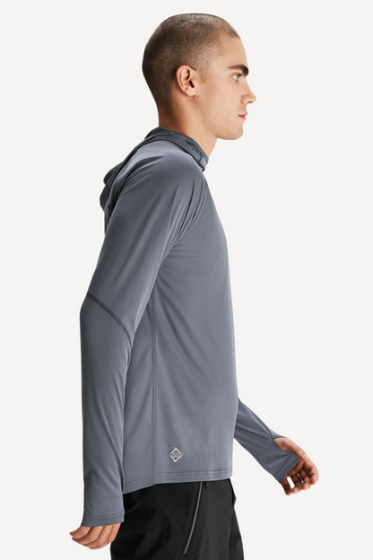 Homme portant un sweat-shirt anti-UV gris UPF 50+, léger et respirant pour activités en extérieur.