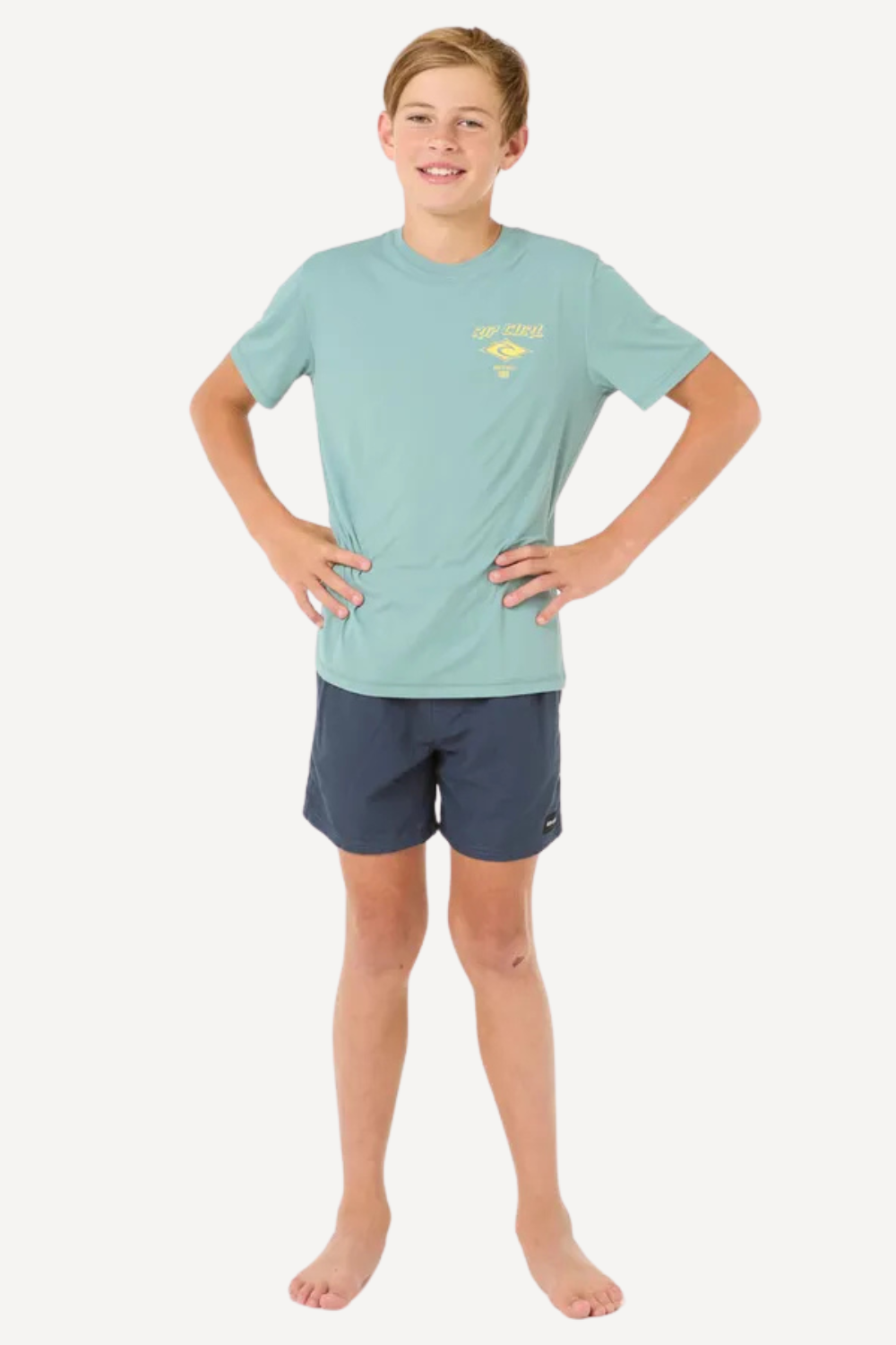 T-shirt de bain anti-UV bleu clair pour garçon, léger, UPF 50+ idéal pour les activités en plein air.