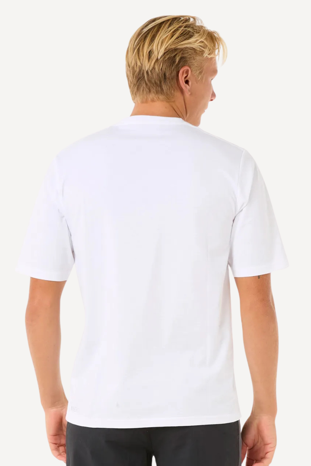 T-shirt de bain anti-UV blanc pour homme, léger, confortable et certifié UPF 50+, parfait pour activités en extérieur.
