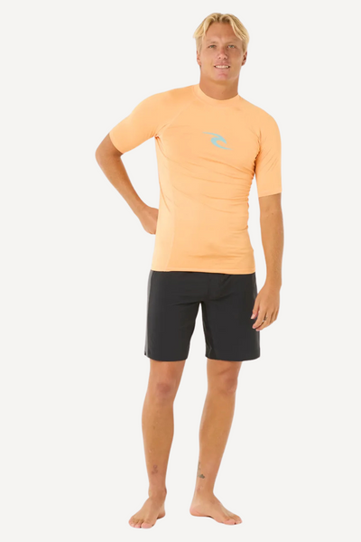 T-shirt de bain anti-UV orange pour homme, UPF 50+, idéal pour activités aquatiques et protection solaire.