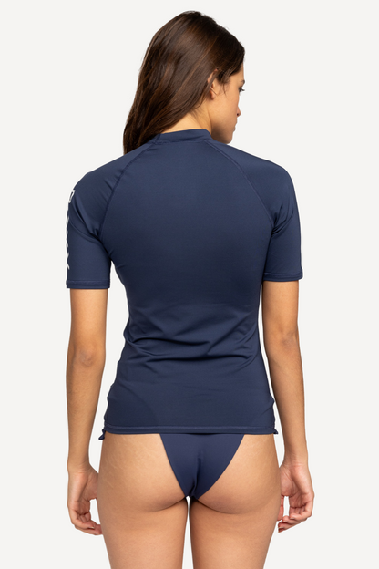 T-shirt de bain anti-UV bleu marine pour femme, léger et respirant, idéal pour activités aquatiques avec UPF 50+.