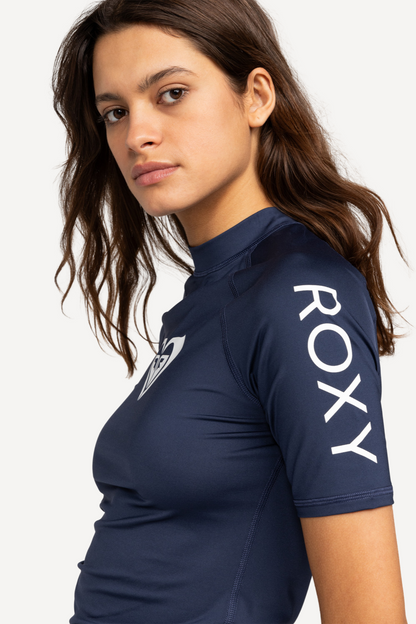 T-shirt de bain anti-UV femme Roxy, manches courtes, bleu marine, UPF 50+, idéal pour le surf et les activités aquatiques.