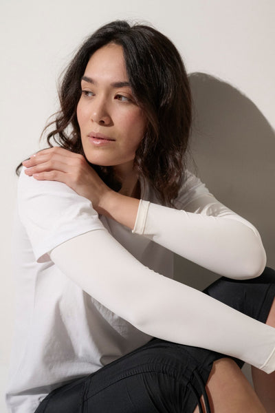 Manches anti-UV femme, blanc, pour protéger efficacement les bras des UV en randonnée ou en voiture