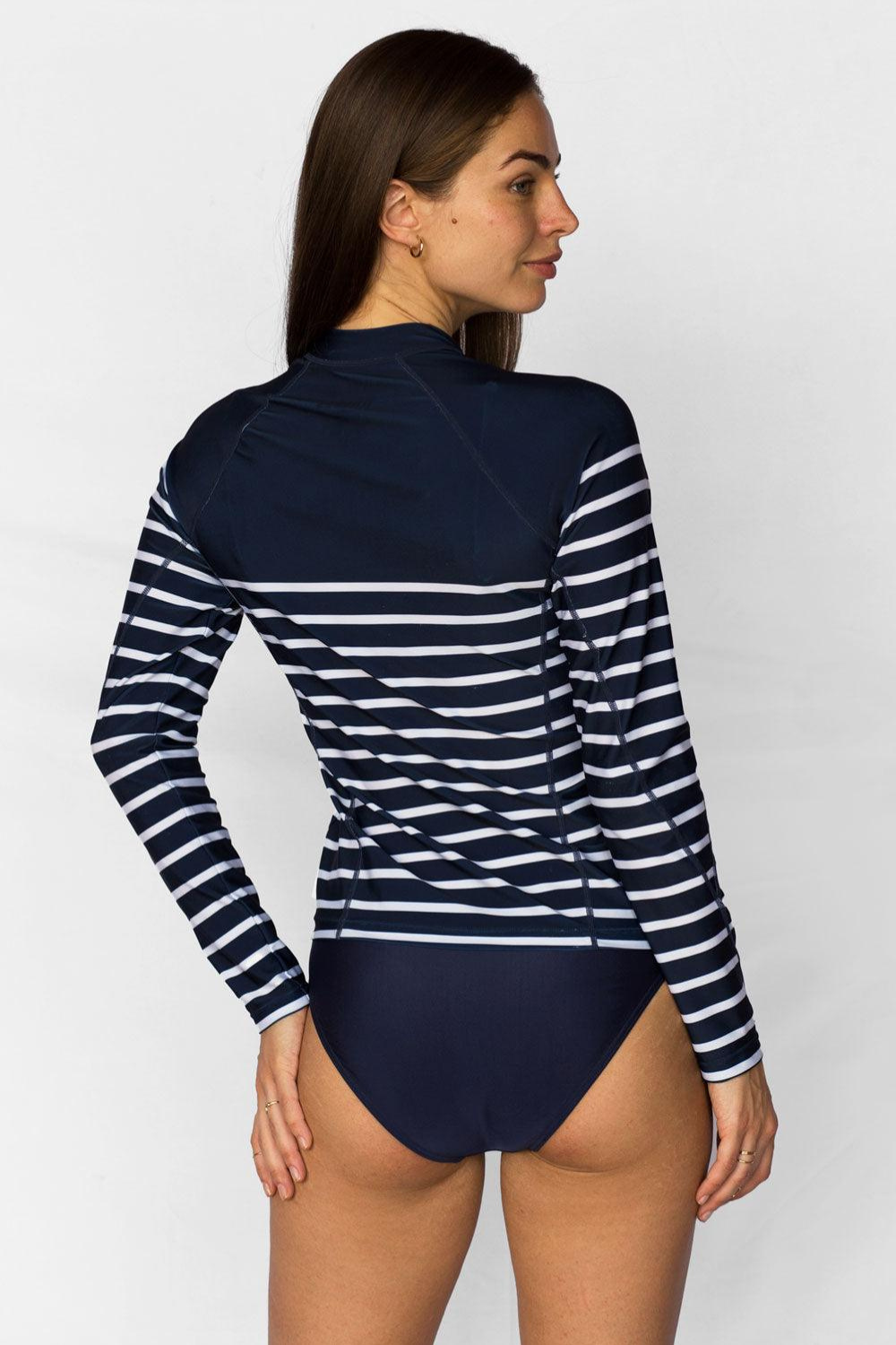 Veste de bain anti-UV rayée bleu marine UPF 50+ pour femme, idéale pour la baignade et les activités nautiques.