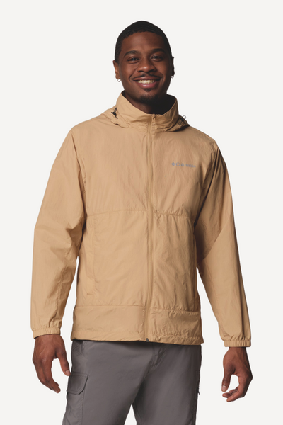 Veste anti-UV beige pour homme, légère et respirante, avec protection UPF50+ pour activités en plein air.