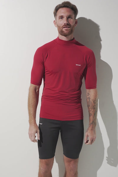 T-shirt de bain anti-UV rouge pour homme, UPF 50+, idéal pour activités aquatiques et protection solaire.