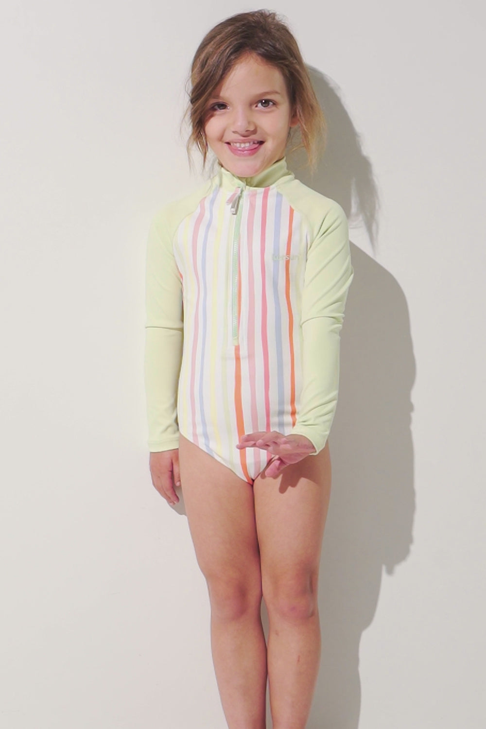 Maillot de bain anti-UV manches longues - Flores, rayé pastel pour fille, léger et UPF 50+, idéal pour la plage.