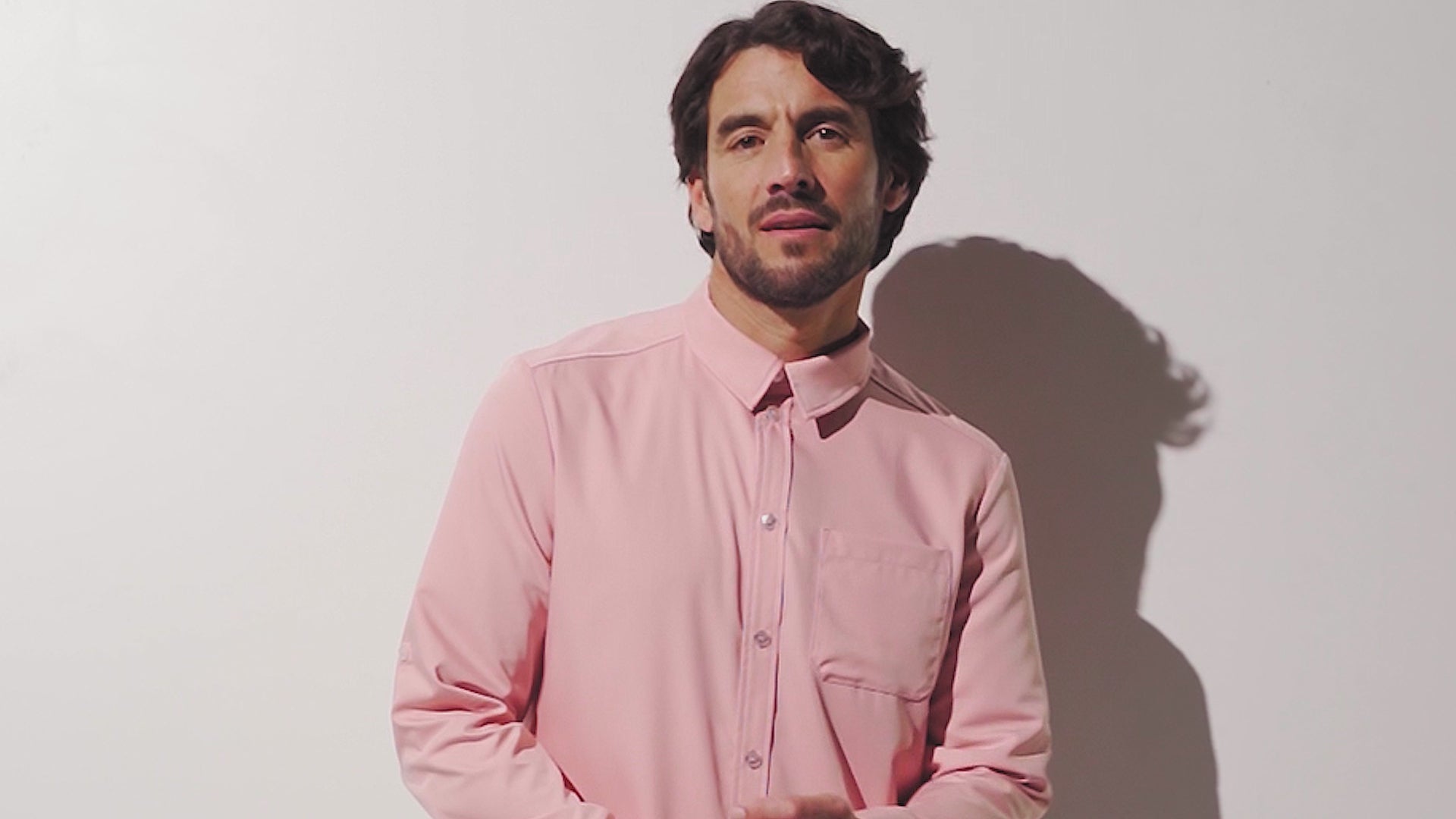 Carica il video: Homme portant une chemise anti-UV certifiée UPF 50+