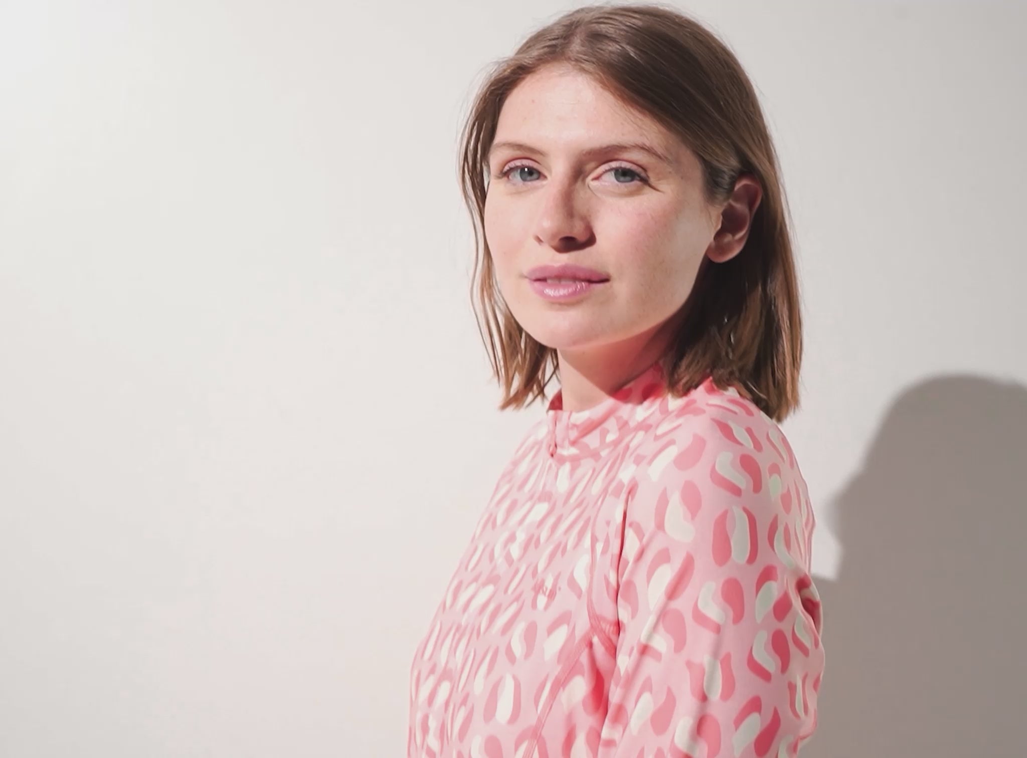 Carica il video: Abbigliamento anti-UV donna con indice UPF50+ per un'alta protezione solare